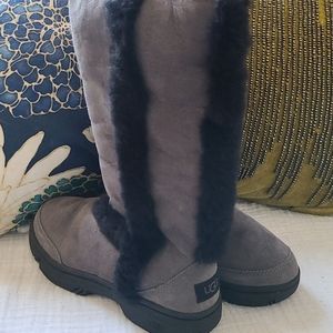 UGG AUSTRALIA WOMENS SUNBURST TALL GREY/BLACK (GRB